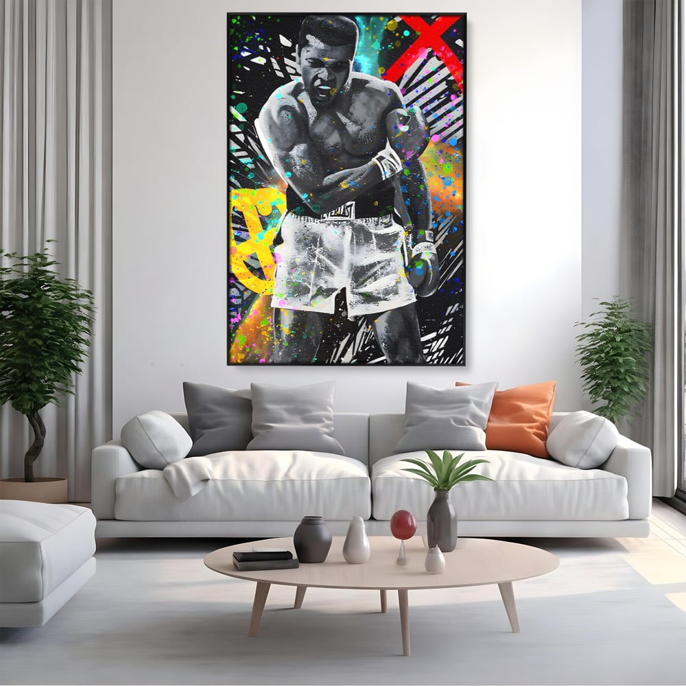 Tablou canvas cu tablou canvas cu muhammad ali in alb si negru, in rama de aluminiu negru, pe perete intr-un living